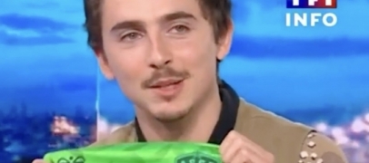 Timoth&eacute;e Chalamet re&ccedil;oit le nouveau maillot des Verts au 20 h de TF1