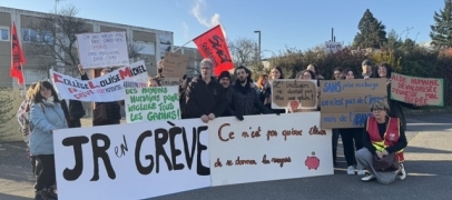 50 enseignants mobilis&eacute;s devant le coll&egrave;ge Jean Rostand pour l'&eacute;cole inclusive