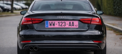 Pourquoi voit-on de plus en plus de plaques roses sur les voitures dans la Loire ?