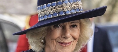 Un ruban lig&eacute;rien fini sur la t&ecirc;te de la reine consort du Royaume-Uni