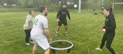 Dans les parcs et les gymnases, 2V2, une balle, des potes et un filet pos&eacute; au sol... le "roundnet" prend le rebond &agrave; Saint-&Eacute;tienne