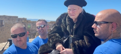 Montrond-les-Bains : des personnes &agrave; mobilit&eacute; r&eacute;duite d&eacute;couvrent le ch&acirc;teau port&eacute;es par des b&eacute;n&eacute;voles