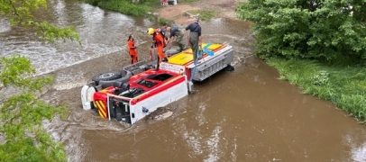 Un camion citerne bascule sur un pont submersible en crue