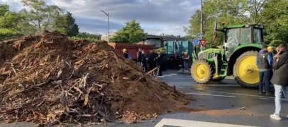Malgr&eacute; l&rsquo;interdiction, des agriculteurs mobilis&eacute;s pr&egrave;s de la raffinerie de Feyzin