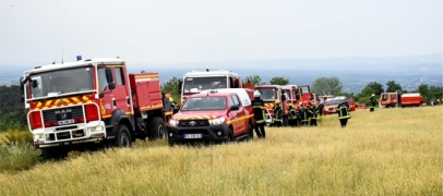 Un feu de v&eacute;g&eacute;tation menace 2 entreprises au-dessus du barrage de Villerest