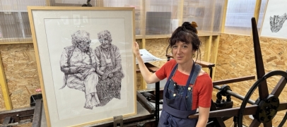 Lithographie : avec une presse du XIXe si&egrave;cle, Ariane Crozet dessine sur la pierre