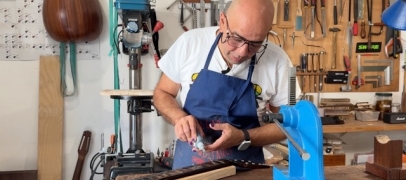 Dans son atelier, Michel Ali Prats redonne une seconde vie aux guitares