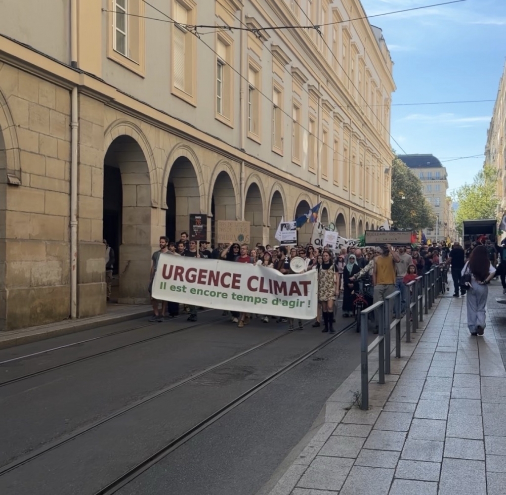 Marche pour le Climat : Plus de 1000 Ligériens mobilisés pour l'urgence climatique - TL7, Télévision loire 7