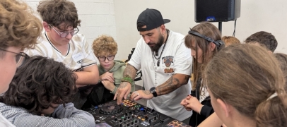 Veauche : le DJ st&eacute;phanois Kassano initie des enfants au mix