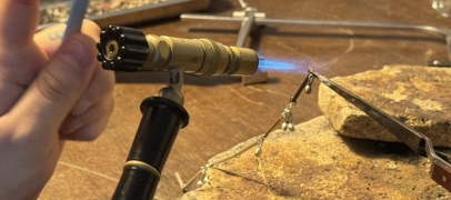 Des bijoux en morse pour porter des messages secrets
