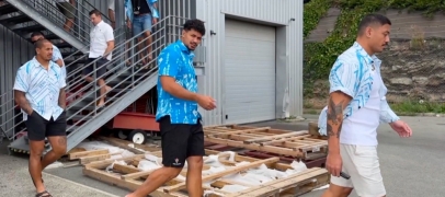 Les joueurs des Îles Samoa déjeunent à Saint-Genest-Lerpt avant le choc face à l'Argentine